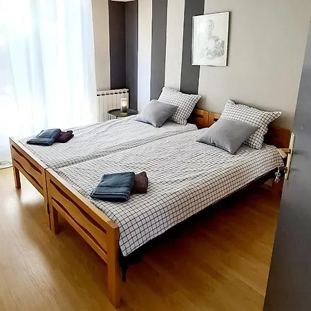 Apartment 993 *